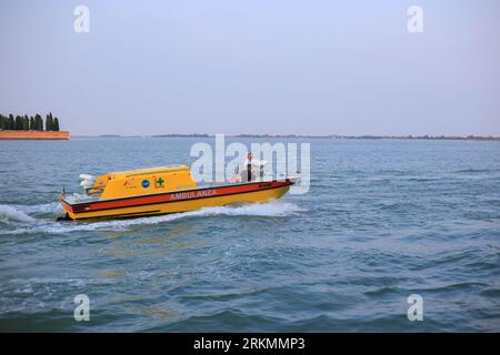 Ambulance de bateau à moteur sur l'eau à Venise Banque D'Images