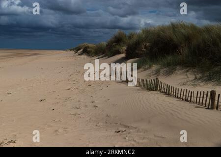Dunes de sable vues entre Holkhm Beach et Wells-Next-Sea Beach, prises le 14 août 2023. Banque D'Images