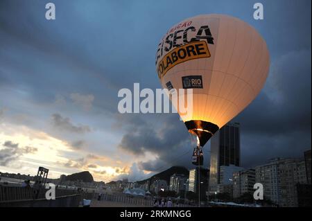 Bildnummer : 56789685 Datum : 27.12.2011 Copyright : imago/Xinhua (111227) -- RIO DE JANEIRO, 27 décembre 2011 (Xinhua) -- la montgolfière monte sur la plage de Copacabana à Rio de Janeiro, Brésil, 27 décembre 2011. Une montgolfière et huit montgolfières flottantes, avec des slogans contre la conduite en état d’ébriété, ont été inaugurées lundi afin de sensibiliser le public. (Xinhua/Weng Xinyang) BRÉSIL-RIO DE JANEIRO-BALLON-CONDUITE EN ÉTAT D'IVRESSE PUBLICATIONxNOTxINxCHN Gesellschaft Alkohol am Steuer Kampagne xjh x0x 2011 quer 56789685 Date 27 12 2011 Copyright Imago XINHUA Rio de Janeiro décembre 27 2011 XINHUA le Banque D'Images