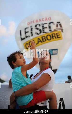Bildnummer : 56789684 Datum : 27.12.2011 Copyright : imago/Xinhua (111227) -- RIO DE JANEIRO, 27 décembre 2011 (Xinhua) -- Une mère et son fils regardent la montée de la montgolfière sur la plage de Copacabana à Rio de Janeiro, Brésil, 27 décembre 2011. Une montgolfière et huit montgolfières flottantes, avec des slogans contre la conduite en état d’ébriété, ont été inaugurées lundi afin de sensibiliser le public. (Xinhua/Weng Xinyang) BRÉSIL-RIO DE JANEIRO-BALLON-CONDUITE EN ÉTAT D'IVRESSE PUBLICATIONxNOTxINxCHN Gesellschaft Alkohol am Steuer Kampagne xjh x0x 2011 hoch 56789684 Date 27 12 2011 Copyright Imago XINHUA Rio d Banque D'Images