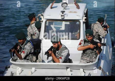 (111229) -- CHABAHAR, 29 déc. 2011 (Xinhua) -- des soldats assistent à des manœuvres navales iraniennes surnommées velayat 90 sur la mer d'Oman, Iran, 28 déc. 2011. La marine iranienne a lancé samedi des exercices navals massifs de 10 jours dans les eaux internationales. Les exercices navals, surnommés velayat 90, couvrent une zone de 2 000 km s'étendant de l'est du détroit d'Ormuz dans le golfe Persique jusqu'au golfe d'Aden. (Xinhua/Stringer/Ali Mohammadi) IRAN-MANŒUVRES NAVALES-MER D'OMAN PUBLICATIONxNOTxINxCHN Banque D'Images