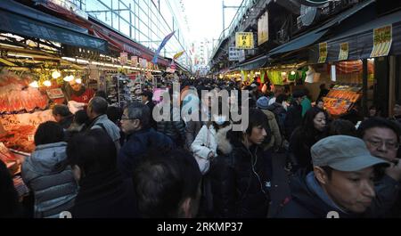 Bildnummer : 56790320 Datum : 28.12.2011 Copyright : imago/Xinhua (111228) -- Tokyo, 28 décembre 2011 (Xinhua) -- foule dans la rue commerçante Asakusa pour accueillir les vacances du nouvel an qui dureront jusqu'au 3 janvier 2012, à Tokyo, le 28 décembre 2011. (Kenichiro Seki) (zyw) JAPON-TOKYO-NOUVEL AN PUBLICATIONxNOTxINxCHN Wirtschaft Einzelhandel Neujahrsfest Neujahr Einkäufe x0x xst 2011 quer 56790320 Date 28 12 2011 Copyright Imago XINHUA Tokyo DEC 28 2011 XINHUA foule À Asakusa Shopping Street pour accueillir les vacances du nouvel an S qui se chargeront à Jan 3 2012 à Tokyo DEC 28 2011 Kenichiro Seki zyw Japon à Banque D'Images