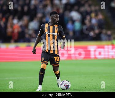 Hull, Royaume-Uni. 25 août 2023. Adama Traoré #10 de Hull City avec le ballon lors du Sky Bet Championship Match Hull City vs Bristol City au MKM Stadium, Hull, Royaume-Uni, le 25 août 2023 (photo de Mark Cosgrove/News Images) à Hull, Royaume-Uni le 8/25/2023. (Photo de Mark Cosgrove/News Images/Sipa USA) crédit : SIPA USA/Alamy Live News Banque D'Images