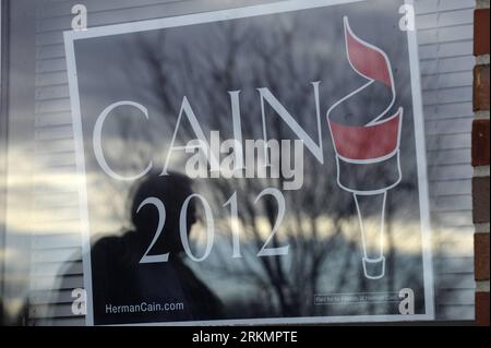 Bildnummer : 56797810 Datum : 31.12.2011 Copyright : imago/Xinhua (120101) -- DES MOINES, IOWA, 1 Jan. 2012 (Xinhua) -- Un membre du personnel est silhouetté sur une affiche du candidat républicain américain abandonné Herman Cain à son siège de campagne de clôture à Urbandale, Iowa, États-Unis, le 31 décembre 2011. Alors que le premier concours pour le Parti républicain américain de nommer leur candidat présidentiel approche, les espoirs de GOP et leur armée de volontaires ont commencé leur dernière course samedi vers les caucus la semaine prochaine dans l'Iowa, précédant les vacances du nouvel an. (Xinhua/Zhang Jun) États-Unis-IOWA-ELE Banque D'Images