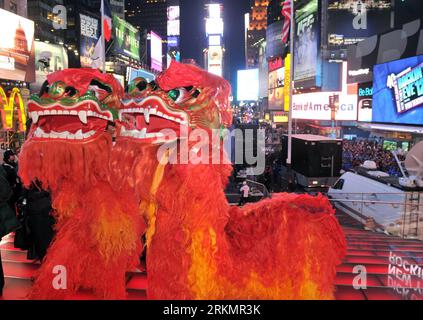 Bildnummer : 56797913 Datum : 31.12.2011 Copyright : imago/Xinhua (120101) -- NEW YORK, 1 janvier 2012 (Xinhua) -- des danseurs interprètent la danse du Lion chinois lors des célébrations du nouvel an à Times Square à New York, aux États-Unis, le 31 décembre 2011. (Xinhua/Wang Lei) (yc) US-NEW YORK-NEW YEAR PUBLICATIONxNOTxINxCHN Gesellschaft Silvester Neujahr Neues Jahr xbs x1x 2012 quer o0 USA 56797913 Date 31 12 2011 Copyright Imago XINHUA New York Jan 1 2012 XINHUA danseuses du Lion chinois lors des célébrations de la Saint-Sylvestre à Times Square à New York aux États-Unis DEC 31 2011 XINHUA Wang Banque D'Images