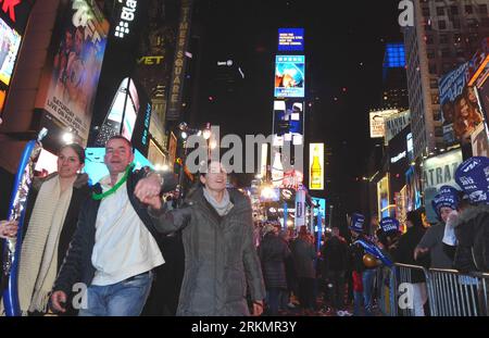 Bildnummer : 56797919 Datum : 31.12.2011 Copyright : imago/Xinhua (120101) -- NEW YORK, 1 janvier 2012 (Xinhua) -- Prenez part aux célébrations du nouvel an à Times Square à New York, États-Unis, le 31 décembre 2011. (Xinhua/Wang Lei) (yc) US-NEW YORK-NEW YEAR PUBLICATIONxNOTxINxCHN Gesellschaft Silvester Neujahr Neues Jahr xbs x1x 2012 quer premiumd o0 USA 56797919 Date 31 12 2011 Copyright Imago XINHUA New York Jan 1 2012 XINHUA participe aux célébrations de la Saint-Sylvestre à Times Square à New York aux États-Unis DEC 31 2011 XINHUA Wang Lei U.S. New York New Year PUBLICATIONxNOTxINxCH Banque D'Images