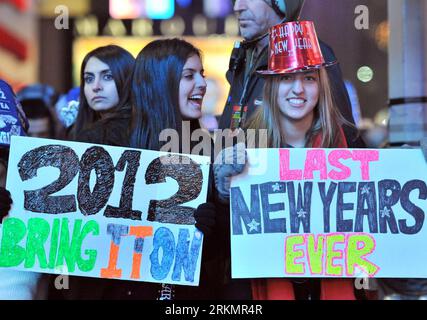 Bildnummer : 56797918 Datum : 31.12.2011 Copyright : imago/Xinhua (120101) -- NEW YORK, 1 janvier 2012 (Xinhua) -- Prenez part aux célébrations du nouvel an à Times Square à New York, États-Unis, le 31 décembre 2011. (Xinhua/Wang Lei) (yc) US-NEW YORK-NEW YEAR PUBLICATIONxNOTxINxCHN Gesellschaft Silvester Neujahr Neues Jahr xbs x1x 2012 quer premiumd o0 USA 56797918 Date 31 12 2011 Copyright Imago XINHUA New York Jan 1 2012 XINHUA participe aux célébrations de la Saint-Sylvestre à Times Square à New York aux États-Unis DEC 31 2011 XINHUA Wang Lei U.S. New York New Year PUBLICATIONxNOTxINxCH Banque D'Images