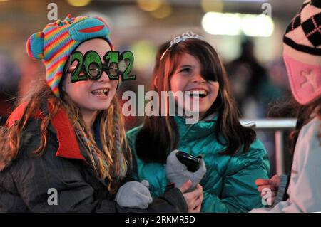 Bildnummer : 56797917 Datum : 31.12.2011 Copyright : imago/Xinhua (120101) -- NEW YORK, 1 janvier 2012 (Xinhua) -- Prenez part aux célébrations du nouvel an à Times Square à New York, États-Unis, le 31 décembre 2011. (Xinhua/Wang Lei) (yc) US-NEW YORK-NEW YEAR PUBLICATIONxNOTxINxCHN Gesellschaft Silvester Neujahr Neues Jahr xbs x1x 2012 quer premiumd o0 USA 56797917 Date 31 12 2011 Copyright Imago XINHUA New York Jan 1 2012 XINHUA participe aux célébrations de la Saint-Sylvestre à Times Square à New York aux États-Unis DEC 31 2011 XINHUA Wang Lei U.S. New York New Year PUBLICATIONxNOTxINxCH Banque D'Images