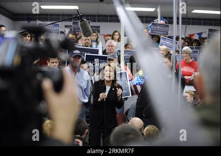 Bildnummer : 56798010 Datum : 31.12.2011 Copyright : imago/Xinhua (120101) -- DES MOINES, IOWA, 1 Jan. 2012 (Xinhua) -- la candidate républicaine américaine à la présidence Michele Bachmann s'adresse au personnel et aux bénévoles de son siège de campagne à Urbandale, Iowa, États-Unis, 31 décembre 2011. Alors que le premier concours pour le Parti républicain américain de nommer leur candidat présidentiel approche, les espoirs de GOP et leur armée de volontaires ont commencé leur dernière course samedi vers les caucus la semaine prochaine dans l'Iowa, précédant les vacances du nouvel an. (Xinhua/Zhang Jun) U.S.-IOWA-ELECTION-REPUBLICAN CAUCUS PUBLIÉ Banque D'Images