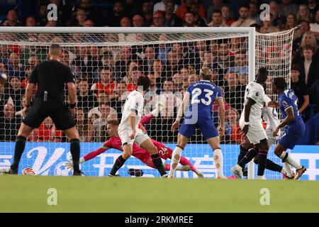 Londres, Royaume-Uni. 25 août 2023. 25 août 2023 ; Stamford Bridge, Chelsea, Londres, Angleterre : Premier League football, Chelsea contre Luton Town ; Raheem Sterling de Chelsea tire et marque 1-0 à la 18e minute crédit : action plus Sports Images/Alamy Live News Banque D'Images