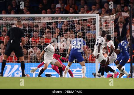 Londres, Royaume-Uni. 25 août 2023. 25 août 2023 ; Stamford Bridge, Chelsea, Londres, Angleterre : Premier League football, Chelsea contre Luton Town ; Raheem Sterling de Chelsea tire et marque 1-0 à la 18e minute crédit : action plus Sports Images/Alamy Live News Banque D'Images