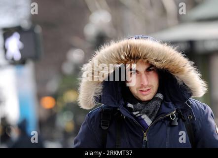 Bildnummer : 56810460 Datum : 03.01.2012 Copyright : imago/Xinhua (120103) -- NEW YORK, 3 janvier 2012 (Xinhua) -- Un homme lourdement habillé marche dans une rue de Manhattan à New York, États-Unis, 3 janvier 2012. La température la plus basse à New York mardi a chuté à moins 10 degrés Celsius, étant la journée la plus froide de cet hiver. (Xinhua/Shen Hong) US-NEW YORK-WEATHER PUBLICATIONxNOTxINxCHN Gesellschaft USA Wetter Kälte Jahreszeit Winter xjh x0x 2012 quer 56810460 Date 03 01 2012 Copyright Imago XINHUA New York Jan 3 2012 XINHUA un homme lourdement habillé marche SUR une rue Manhattan à New York le Banque D'Images