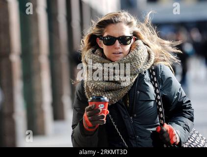 Bildnummer : 56810459 Datum : 03.01.2012 Copyright : imago/Xinhua (120103) -- NEW YORK, 3 janvier 2012 (Xinhua) -- Une femme habillée marche dans une rue de Manhattan à New York, États-Unis, 3 janvier 2012. La température la plus basse à New York mardi a chuté à moins 10 degrés Celsius, étant la journée la plus froide de cet hiver. (Xinhua/Shen Hong) US-NEW YORK-WEATHER PUBLICATIONxNOTxINxCHN Gesellschaft USA Wetter Kälte Jahreszeit Winter xjh x0x 2012 quer 56810459 Date 03 01 2012 Copyright Imago XINHUA New York Jan 3 2012 XINHUA une femme habillée marche DANS une rue Manhattan à New York Banque D'Images