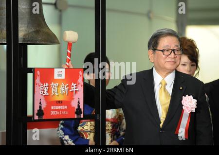 Bildnummer : 56810512 Datum : 04.01.2012 Copyright : imago/Xinhua (120104) -- TOKYO, 4 janvier 2012 (Xinhua) -- Shozaburo Jimi, ministre d Etat chargé de la réforme postale et des Affaires financières du Japon, sonne la cloche lors de la cérémonie d ouverture du nouvel an de la Bourse de Tokyo à Tokyo, capitale du Japon, le 4 janvier 2012. (Xinhua/Kenichiro Seki) (dtf) JAPAN-TOKYO-STOCKS-NEW YEAR PUBLICATIONxNOTxINxCHN People Politik Wirtschaft Börse Eröffnung Eröffnungsglocke Neujahr xjh x0x premiumd 2012 quer 56810512 Date 04 01 2012 Copyright Imago XINHUA Tokyo Jan 4 2012 XINHUA Japan S Ministres d'Etat in CH Banque D'Images