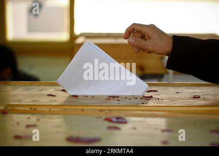 Bildnummer : 56816725 Datum : 04.01.2012 Copyright : imago/Xinhua (120104) -- AL MANSOURA, 4 janvier 2012 (Xinhua) -- un égyptien jette ses bulletins de vote dans un bureau de vote à al-Mansoura, au nord du Caire, en Égypte, au cours de la deuxième journée du troisième et dernier tour des élections parlementaires historiques, le 4 janvier 2012. Les Égyptiens ont commencé à voter dans la phase finale des élections de l Assemblée du peuple (la chambre basse du Parlement) mardi, les premières élections législatives depuis la chute de l ex-président Hosni Moubarak en février de l année dernière. (Xinhua/Amru Salahuddien) ÉGYPTE-AL MANSOURA-électricité PARLEMENTAIRE Banque D'Images