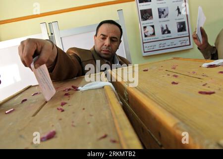 Bildnummer : 56816726 Datum : 04.01.2012 Copyright : imago/Xinhua (120104) -- AL MANSOURA, 4 janvier 2012 (Xinhua) -- un égyptien jette ses bulletins de vote dans un bureau de vote à al-Mansoura, au nord du Caire, en Égypte, au cours de la deuxième journée du troisième et dernier tour des élections parlementaires historiques, le 4 janvier 2012. Les Égyptiens ont commencé à voter dans la phase finale des élections de l Assemblée du peuple (la chambre basse du Parlement) mardi, les premières élections législatives depuis la chute de l ex-président Hosni Moubarak en février de l année dernière. (Xinhua/Amru Salahuddien) ÉGYPTE-AL MANSOURA-électricité PARLEMENTAIRE Banque D'Images