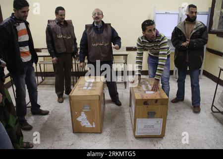 Bildnummer : 56818308 Datum : 04.01.2012 Copyright : imago/Xinhua (120104) -- QALIUBIYA, 4 janvier 2011 (Xinhua) -- des membres du personnel électoral égyptien se tiennent autour des urnes après la fermeture du scrutin dans un bureau de vote à Shubra Al Kiema, à Qaliubiya, en Égypte, le 4 janvier 2012. Il s agit du troisième et dernier tour des premières élections législatives égyptiennes depuis février 2011. (Xinhua/Nasser Nouri) EGYPT-QALIUBIYA-ELECTION PUBLICATIONxNOTxINxCHN Gesellschaft Politik Wahl Parlamentswahl 3 phase Wahlurne transport premiumd xbs x0x 2012 quer 56818308 Date 04 01 2012 Copyright Imago XINHUA Jan 4 2011 XIN Banque D'Images
