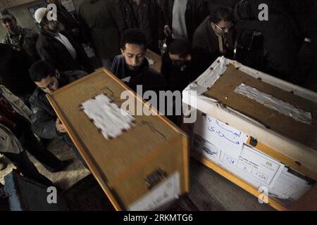 Bildnummer : 56818310 Datum : 04.01.2012 Copyright : imago/Xinhua (120104) -- AL MANSOURA, 4 janvier 2012 (Xinhua) -- des membres du personnel électoral égyptien déplacent des urnes dans un bureau de vote à al-Mansoura, Égypte, le 4 janvier 2012. Il s agit du troisième et dernier tour des premières élections législatives égyptiennes depuis février 2011. (Xinhua/Amru Salahuddien) EGYPT-AL MANSOURA-ELECTIONS PUBLICATIONxNOTxINxCHN Gesellschaft Politik Wahl Parlamentswahl 3 phase Wahlurne Versiegelung Versiegeln Siegel premiumd xbs x0x 2012 quer 56818310 Date 04 01 2012 Copyright Imago XINHUA Al Mansoura Jan 4 2012 XINHUA E Banque D'Images