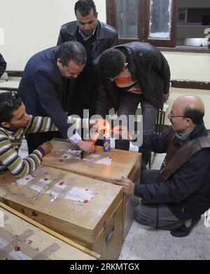 Bildnummer : 56818313 Datum : 04.01.2012 Copyright : imago/Xinhua (120104) -- QALIUBIYA, 4 janvier 2011 (Xinhua) -- des membres du personnel électoral égyptien scellent une urne après la fermeture du scrutin dans un bureau de vote à Shubra Al Kiema, à Qaliubiya, Égypte, le 4 janvier 2012. Il s agit du troisième et dernier tour des premières élections législatives égyptiennes depuis février 2011. (Xinhua/Nasser Nouri) EGYPT-QALIUBIYA-ELECTION PUBLICATIONxNOTxINxCHN Gesellschaft Politik Wahl Parlamentswahl 3 phase Wahlurne Versiegelung Versiegeln Siegel premiumd xbs x0x 2012 hoch 56818313 Date 04 01 2012 Copyright Imago XINHUA Banque D'Images