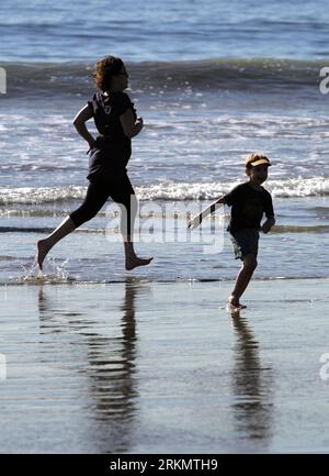 Bildnummer : 56818331 Datum : 04.01.2012 Copyright : imago/Xinhua (120105) -- LOS ANGELES, 5 janvier 2012 (Xinhua) -- les amateurs de plage jouent sur la plage de Santa Monica alors que la température atteint environ 30 degrés Celsius à Los Angeles, aux États-Unis, le 4 janvier 2012. Des températures élevées inhabituelles ont frappé plusieurs villes de Californie, certaines d'entre elles ayant connu des records en hiver. (Xinhua/Ringo H.W. Chiu) (zw) U.S.-LOS ANGELES-WEATHER-HIGH TEMPERATURE PUBLICATIONxNOTxINxCHN Gesellschaft USA xbs x2x 2012 hoch o0 Strand, Hitze, Sommer, Jahreszeit 56818331 Date 04 01 2012 Copyright Imago XINHUA Los Angeles Jan Banque D'Images