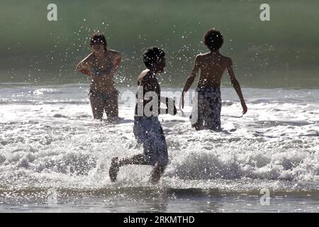 Bildnummer : 56818329 Datum : 04.01.2012 Copyright : imago/Xinhua (120105) -- LOS ANGELES, 5 janvier 2012 (Xinhua) -- les amateurs de plage jouent sur la plage de Santa Monica alors que la température atteint environ 30 degrés Celsius à Los Angeles, aux États-Unis, le 4 janvier 2012. Des températures élevées inhabituelles ont frappé plusieurs villes de Californie, certaines d'entre elles ayant connu des records en hiver. (Xinhua/Ringo H.W. Chiu) (zw) U.S.-LOS ANGELES-WEATHER-HIGH TEMPERATURE PUBLICATIONxNOTxINxCHN Gesellschaft USA xbs x2x 2012 quer o0 Strand, Hitze, Sommer, Jahreszeit 56818329 Date 04 01 2012 Copyright Imago XINHUA Los Angeles Jan Banque D'Images