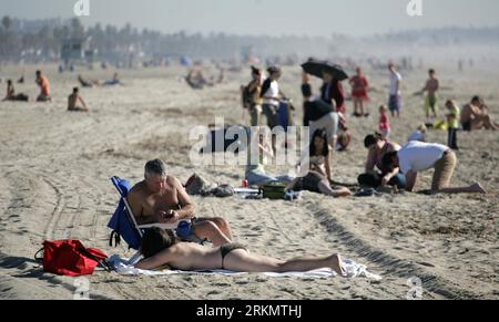 Bildnummer : 56818328 Datum : 04.01.2012 Copyright : imago/Xinhua (120105) -- LOS ANGELES, 5 janvier 2012 (Xinhua) -- les amateurs de plage prennent un bain de soleil sur la plage de Santa Monica alors que la température atteint environ 30 degrés Celsius à Los Angeles, aux États-Unis, le 4 janvier 2012. Des températures élevées inhabituelles ont frappé plusieurs villes de Californie, certaines d'entre elles ayant connu des records en hiver. (Xinhua/Ringo H.W. Chiu) (zw) U.S.-LOS ANGELES-WEATHER-HIGH TEMPERATURE PUBLICATIONxNOTxINxCHN Gesellschaft USA xbs x2x 2012 quer o0 Strand, Hitze, Sommer, Jahreszeit 56818328 Date 04 01 2012 Copyright Imago XINHUA Los Angeles J Banque D'Images