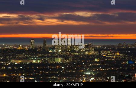 Bildnummer : 56818333 Datum : 04.01.2012 Copyright : imago/Xinhua (120105) -- LOS ANGELES, 5 janvier 2012 (Xinhua) -- la ligne d'horizon au coucher du soleil est vue à Los Angeles, États-Unis, 4 janvier 2012. Des températures élevées inhabituelles ont frappé plusieurs villes de Californie, certaines d'entre elles ayant connu des records en hiver. (Xinhua/Yang Lei) (zw) U.S.-LOS ANGELES-WEATHER-HIGH TEMPERATURE PUBLICATIONxNOTxINxCHN Gesellschaft USA xbs x2x 2012 quer o0 totale, Landschaft, Stadtlandschaft, Sonnenuntergang, abends, Dämmerung 56818333 Date 04 01 2012 Copyright Imago XINHUA Los Angeles Jan 5 2012 XINHUA The Skyline AT su Banque D'Images