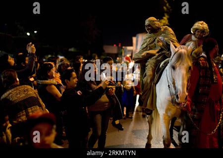 Bildnummer : 56830109 Datum : 05.01.2012 Copyright : imago/Xinhua (120106) -- TIJUANA, 6 Jan. 2012 (Xinhua) -- Un homme habillé en Magi accueille un enfant regardant sur le bord de la route pendant la Parade des Magi le jour des trois Rois à Tijuana, Mexique, le 5 janvier 2012. Un local mexicain a célébré l'Epiphanie annuelle, ou Journée des trois rois jeudi. (Xinhua/Guillermo Arias)(WN) MEXICO-TIJUANA-TROIS ROIS JOUR PUBLICATIONxNOTxINxCHN Gesellschaft traditionnelle Feste Feiertag Heilige Drei Könige xjh x1x 2012 quer 56830109 Date 05 01 2012 Copyright Imago XINHUA Tijuana Jan 6 2012 XINHUA un homme habillé en M Banque D'Images