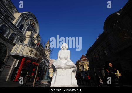 Bildnummer : 56840890 Datum : 07.01.2012 Copyright : imago/Xinhua (120107) -- HARBIN, 7 janvier 2012 (Xinhua) -- la photo prise le 7 janvier 2012 montre une sculpture de neige de six mètres de hauteur de Marilyn Monroe sur Central Street à Harbin, capitale de la province du Heilongjiang du nord-est de la Chine. La sculpture représente Monroe comme elle est apparue dans une scène emblématique du film de 1955 The Seven Year Itch, avec sa robe volant alors qu'elle se tient au-dessus d'une grille de métro. Le 28e Festival international de glace et de neige de Harbin est actuellement en cours, avec 45 sculptures de glace colorées exposées le long de la rue. Le festival de cette année est sc Banque D'Images