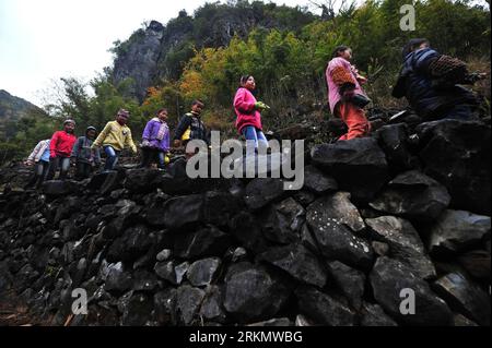 Bildnummer : 56841279 Datum : 08.01.2012 Copyright : imago/Xinhua (120108) -- MASHAN, 8 janvier 2012 (Xinhua) -- les enfants marchent le long de la route de montagne sur le chemin de l'école au village de Minxin du comté de Mashan dans le sud-ouest de la Chine, Guangxi Zhuang région autonome, 6 janvier 2012. Chaque jour, ils doivent quitter la maison très tôt le matin et grimper sur les collines pendant des heures pour aller à l'école. (Xinhua/Huang Xiaobang) (ry) CHINA-GUANGXI-VILLAGE-SCHOOL-CHILDREN (CN) PUBLICATIONxNOTxINxCHN Gesellschaft Bildung Schule Totalöe Schulweg xjh x0x Landschaft Schüler weiterlaufen zu Fuss 2012 quer 56841279 Date Banque D'Images