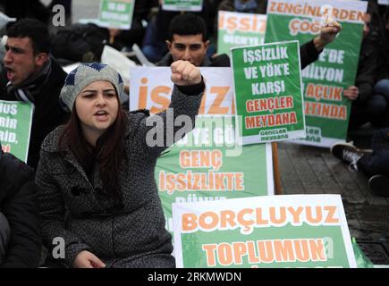 Bildnummer : 56841046 Datum : 07.01.2012 Copyright : imago/Xinhua (120108) -- ISTANBUL, 8 janvier 2012 (Xinhua) -- des manifestants chantent des slogans alors qu'ils assistent à une manifestation à Istanbul en Turquie le 7 janvier 2012 pour soutenir la manifestation Occupy Wall Street et invoquer le gouvernement pour résoudre le problème du chômage en Turquie. (Xinhua/Ma Yan) (jl) TURKEY-ISTANBUL-PROTEST-WALL STREET PUBLICATIONxNOTxINxCHN Gesellschaft Politik Wirtschaft Protest Occupy Bewegung Finanzkrise Wirtschaftskrise Krise Besetzt die anti xbs x0x 2012 quer premiumd 56841046 Date 07 01 2012 Copyright Imago XINHUA Istanbul Jan 8 2 Banque D'Images