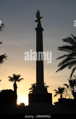 Mémorial de guerre de Malte, la Valette, au coucher du soleil - commémorant 2300 aviateurs de la Seconde Guerre mondiale - entretenu par la Commonwealth War graves Commission Banque D'Images