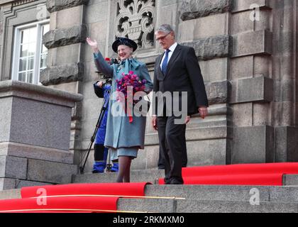 Bildnummer : 56854270 Datum : 10.01.2012 Copyright : imago/Xinhua (120111) -- COPENHAGUE, 11 janvier 2012 (Xinhua) -- la reine Margrethe II (L) du Danemark fait signe au public des marches du Parlement danois après une cérémonie marquant les 40 ans de son règne en tant que monarque du pays, à Copenhague, capitale du Danemark, le 10 janvier 2012. (Xinhua/Wu Bo) DANEMARK-REINE-RÈGNE-ANNIVERSAIRE PUBLICATIONxNOTxINxCHN personnes Politik Adel Jubläum Amtsjubiläum 40 Jahre xjh x1x premiumd 2012 quer o0 Mann, Familie, Privat, Frau, Ehefrau 56854270 Date 10 01 2012 Copyright Imago XINHUA Copenhague Jan 11 2012 XINHU Banque D'Images