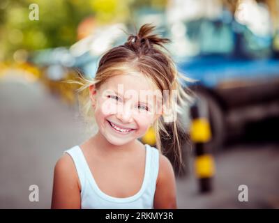 Portrait d'une jolie fille de liitle heureux gros plan Banque D'Images