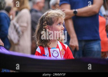 Oviedo, Espagne, 25 août 2023 : une fille portant le maillot du Sporting de Gijón lors du rassemblement contre Luis Rubiales, à Oviedo, Espagne, le 25 août 2023. Crédit : Alberto Brevers / Alamy Live News. Banque D'Images