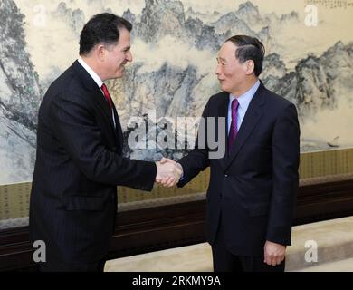 Bildnummer : 56870680 Datum : 12.01.2012 Copyright : imago/Xinhua (120112) -- BEIJING, 12 janvier 2012 (Xinhua) -- le vice-premier ministre chinois Wang Qishan (à droite) rencontre Michael Dell, président du conseil d'administration et chef de la direction de Dell Inc., à Beijing, capitale de la Chine, le 12 janvier 2012. (Xinhua/Zhang Duo) (hdt) CHINA-BEIJING-WANG QISHAN-DELL CEO-MEETING (CN) PUBLICATIONxNOTxINxCHN People Politik xda x0x 2012 quer 56870680 Date 12 01 2012 Copyright Imago XINHUA Beijing Jan 12 2012 le vice-premier ministre chinois de XINHUA Wang Qishan r rencontre Michael Dell Président du Conseil d'administration Banque D'Images