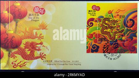 Bildnummer : 56870645 Datum : 12.01.2012 Copyright : imago/Xinhua (120112) -- HONG KONG, 12 janvier 2012 (Xinhua) -- la photo prise le 12 janvier 2012 montre une couverture de premier jour apposée avec une feuille de timbre en soie basée sur l'année du Dragon lors d'une conférence de presse à Hong Kong, dans le sud de la Chine. C'est la première fois que la poste de Hong Kong sort une feuille de timbres fabriquée en vraie soie italienne. La poste de Hong Kong émettra des timbres spéciaux pour l'année du Dragon le 14 janvier 2012. Elle émet des timbres spéciaux pour marquer le nouvel an lunaire chinois traditionnel depuis 1967. (Xinhua/Song Zhenping) (wjq/zgp) CHINE-HONG KONG-ANNÉE Banque D'Images
