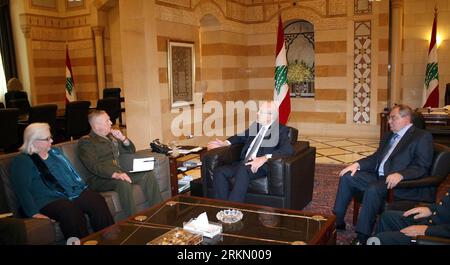 Bildnummer : 56883134 Datum : 13.01.2012 Copyright : imago/Xinhua (120113) -- BEYROUTH, 13 janvier 2012 (Xinhua) -- le Premier ministre libanais Najib Mikati (3e L) rencontre le général James Mattis (2e L), commandant du Commandement central, en visite à Beyrouth, le 13 janvier 2012. (Xinhua) (nxl) LIBAN-BEYROUTH-US-MILITARY-JAMES MATTIS-VISIT PUBLICATIONxNOTxINxCHN People Politik xda x0x 2012 quer 56883134 Date 13 01 2012 Copyright Imago XINHUA Beyrouth Jan 13 2012 le Premier ministre libanais de XINHUA Najib Mikati 3rd l rencontre avec le général James Mattis 2nd l Commandant du corps de la Marine Banque D'Images