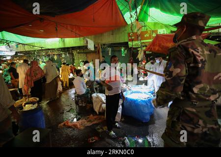 DHAKA, BANGLADESH - 27 MARS 2020 : les soldats de l’armée conscients du fait que les gens en général doivent utiliser le masque, restent à la maison alors qu’ils patrouillent dans les rues pendant le confinement national comme mesure préventive contre l’épidémie de coronavirus COVID-19, à Dhaka, au Bangladesh, le 27 mars 2020. Banque D'Images