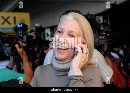 Bildnummer : 56892925 Datum : 16.01.2012 Copyright : imago/Xinhua (120116) -- BUENOS AIRES, 16 janvier 2012 (Xinhua) -- Maria Ines Lona, survivante du navire de croisière chaviré Costa Concordia, sourit à son arrivée à Buenos Aires, capitale de l'Argentine, le 16 janvier 2012. Le paquebot de croisière italien Costa Concordia a heurté un récif fin janvier 13, tuant au moins 5 personnes à ce jour et en blessant de nombreuses autres. (Xinhua/TELAM) ARGENTINA-ITALY CRUISE LINER-ACCIDENT-SUVIVORS PUBLICATIONxNOTxINxCHN Gesellschaft Schiffsunglück Schiff Havarie Unglück Kreuzfahrt Kreuzfahrtschiff gekentert Opfer Überlebende premiumd xns x0x 2012 qu Banque D'Images