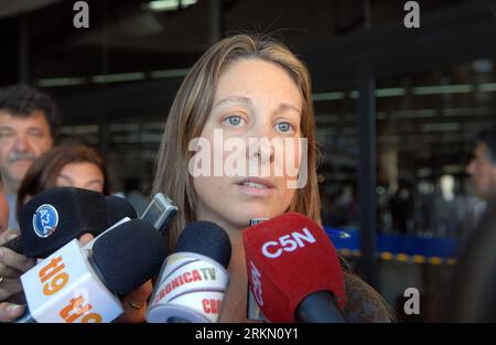 Bildnummer : 56892924 Datum : 16.01.2012 Copyright : imago/Xinhua (120116) -- BUENOS AIRES, 16 janvier 2012 (Xinhua) -- Maria Silvina Avalos, survivante du navire de croisière chaviré Costa Concordia, s'adresse aux médias à son arrivée à Buenos Aires, capitale de l'Argentine, le 16 janvier 2012. Le paquebot de croisière italien Costa Concordia a heurté un récif fin janvier 13, tuant au moins 5 personnes à ce jour et en blessant de nombreuses autres. (Xinhua/TELAM) ARGENTINA-ITALY CRUISE LINER-ACCIDENT-SUVIVORS PUBLICATIONxNOTxINxCHN Gesellschaft Schiffsunglück Schiff Havarie Unglück Kreuzfahrt Kreuzfahrtschiff gekentert Opfer Überlebende premiu Banque D'Images