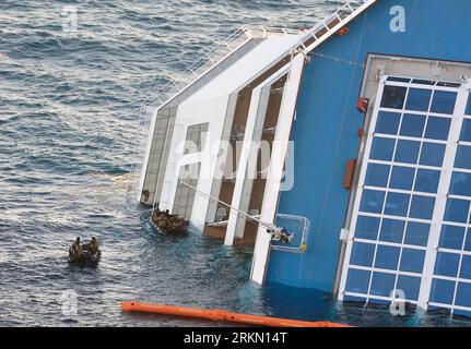 Bildnummer : 56903336 Datum : 17.01.2012 Copyright : imago/Xinhua (120117) -- GIGLIO ISLAND, 17 janvier 2012 (Xinhua) -- des plongeurs de la marine italienne approchent le paquebot de croisière italien partiellement submergé Costa Concordia qui s'est échoué au large de la côte ouest de l'Italie, sur l'île toscane de Giglio, le 17 janvier 2012. Les plongeurs de la Marine ont déclenché des explosifs mardi pour créer de petites ouvertures dans la coque du paquebot de croisière afin d'accélérer la recherche des 29 passagers et membres d'équipage disparus. (Xinhua/Wang Qingqin) ITALY-GIGLIO ISLAND-CRUISE LINER ACCIDENT PUBLICATIONxNOTxINxCHN Gesellschaft Schiffsunglück Schiff Havarie Unglück Kreuz Banque D'Images