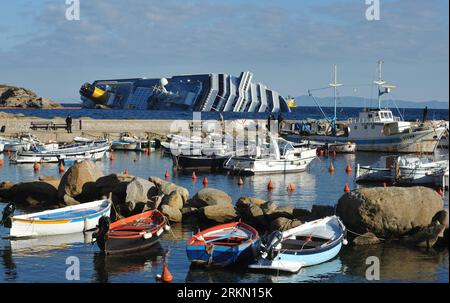 Bildnummer : 56903346 Datum : 17.01.2012 Copyright : imago/Xinhua (120117) -- GIGLIO ISLAND, 17 janvier 2012 (Xinhua) -- le paquebot de croisière italien partiellement submergé Costa Concordia est vu au large de la côte ouest de l'Italie, sur l'île toscane de Giglio, le 17 janvier 2012. Les sauveteurs italiens ont pris des mesures et sont de près surveillants pour éviter une crise environnementale alors que le paquebot de croisière qui s'est échoué au large de la côte ouest de l'Italie vendredi soir dernier transporte encore quelque 2 400 tonnes de carburant, selon les médias locaux. (Xinhua/Wang Qingqin) ITALIE-GIGLIO ISLAND-CRUISE LINER ACCIDENT PUBLICATIONxNOTxINxCHN Banque D'Images