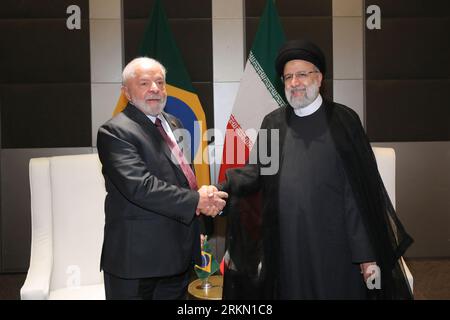 Johannesburg, Gauteng, Afrique du Sud. 24 août 2023. Le président iranien Ebrahim Raisi (à droite) rencontre le président brésilien Inacio Lula da Silva (à gauche) dans le cadre du 15e sommet des BRICS. (Image de crédit : © Présidence iranienne via ZUMA Press Wire) USAGE ÉDITORIAL SEULEMENT! Non destiné à UN USAGE commercial ! Banque D'Images