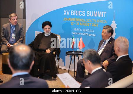 Johannesburg, Gauteng, Afrique du Sud. 24 août 2023. Le président iranien Ebrahim Raisi (à gauche) rencontre le président chinois Xi Jinping (à droite) dans le cadre du 15e sommet des BRICS. (Image de crédit : © Présidence iranienne via ZUMA Press Wire) USAGE ÉDITORIAL SEULEMENT! Non destiné à UN USAGE commercial ! Banque D'Images