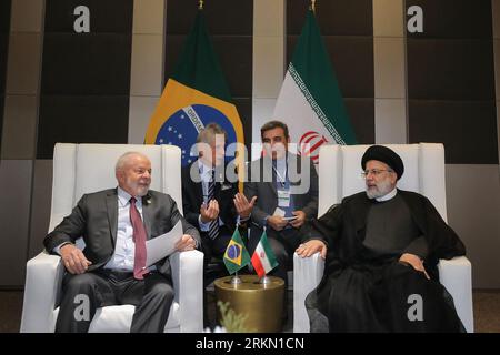 Johannesburg, Gauteng, Afrique du Sud. 24 août 2023. Le président iranien Ebrahim Raisi (à droite) rencontre le président brésilien Inacio Lula da Silva (à gauche) dans le cadre du 15e sommet des BRICS. (Image de crédit : © Présidence iranienne via ZUMA Press Wire) USAGE ÉDITORIAL SEULEMENT! Non destiné à UN USAGE commercial ! Banque D'Images