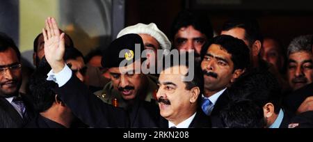 Bildnummer : 56925517 Datum : 19.01.2012 Copyright : imago/Xinhua (120119) -- ISLAMABAD, 19 janvier 2012 (Xinhua) -- le Premier ministre pakistanais Yousuf Raza Gilani, quitte la Cour suprême d'Islamabad, capitale du Pakistan, le 19 janvier 2012. Gilani s'est défendu jeudi contre des accusations d'outrage devant la Cour suprême. (Xinhua/Ahmad Kamal) PAKISTAN-ISLAMABAD-PM-GILANI-COURT PUBLICATIONxNOTxINxCHN People Politik xns x0x 2012 quer 56925517 Date 19 01 2012 Copyright Imago XINHUA Islamabad Jan 19 2012 XINHUA Premier ministre pakistanais Yousuf Raza Gilani fait des vagues alors qu'il quitte le Sup Banque D'Images