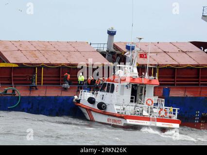 Bildnummer : 56933690 Datum : 20.01.2012 Copyright : imago/Xinhua (120120) -- ISTANBUL, 20 janvier 2012 (Xinhua) -- des sauveteurs atteignent le cargo échoué Kayan-1, à Istanbul, Turquie, le 20 janvier 2012. le cargo Kayan-1, battant pavillon Sierra-léonais, s ' est écrasé vendredi contre Slochterdiep battant pavillon néerlandais et Adria Blu battant pavillon tanzanien à cause de vents violents. Tous les 30 membres d'équipage à bord du Kayan-1 ont survécu et les deux autres navires auraient été légèrement endommagés dans l'accident. (Xinhua/Ma Yan) TURQUIE-ISTANBUL-CARGO SHIP-ACCIDENT PUBLICATIONxNOTxINxCHN Gesellschaft Schifffahrt Verkehr Schiff Containerschiff Hava Banque D'Images