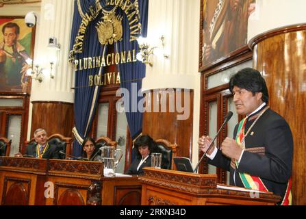 Bildnummer : 56944750 Datum : 22.01.2012 Copyright : imago/Xinhua (120123) -- LA PAZ, Jan 23, 2012 (Xinhua) -- le président bolivien Evo Morales (R) présente son rapport gouvernemental pour 2011, à la Paz, capitale de la Bolivie, le 22 janvier 2012. (Xinhua/Jose Lirauze/ABI) (zjl) BOLIVIA-LA PAZ-MORALES PUBLICATIONxNOTxINxCHN personnes Politik xns x0x 2012 quer 56944750 Date 22 01 2012 Copyright Imago XINHUA la Paz Jan 23 2012 le Président bolivien de XINHUA Evo Morales remet son rapport gouvernemental pour 2011 à la Paz capitale de Bolivie LE 22 2012 Jan XINHUA Jose Lirauze Abi Bolivia la Paz Morales PUBLICATI Banque D'Images