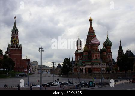 Moscou, Russie. 24 août 2023. La place Rouge à Moscou a été fermée le lendemain de la mort du chef de la compagnie militaire privée russe Wagner, Evgueny Prigozhin, dans un accident d'avion. Le crash a déclenché diverses théories sur qui était responsable de la mort de Prigozhin. C'était une personne qui avait organisé un coup d'État militaire de courte durée en Russie deux mois auparavant. Dans une étrange coïncidence, l'avion d'affaires de Prigozhin a été abattu à la même date que son groupe militaire privé s'était rebellé. Crédit : SOPA Images Limited/Alamy Live News Banque D'Images